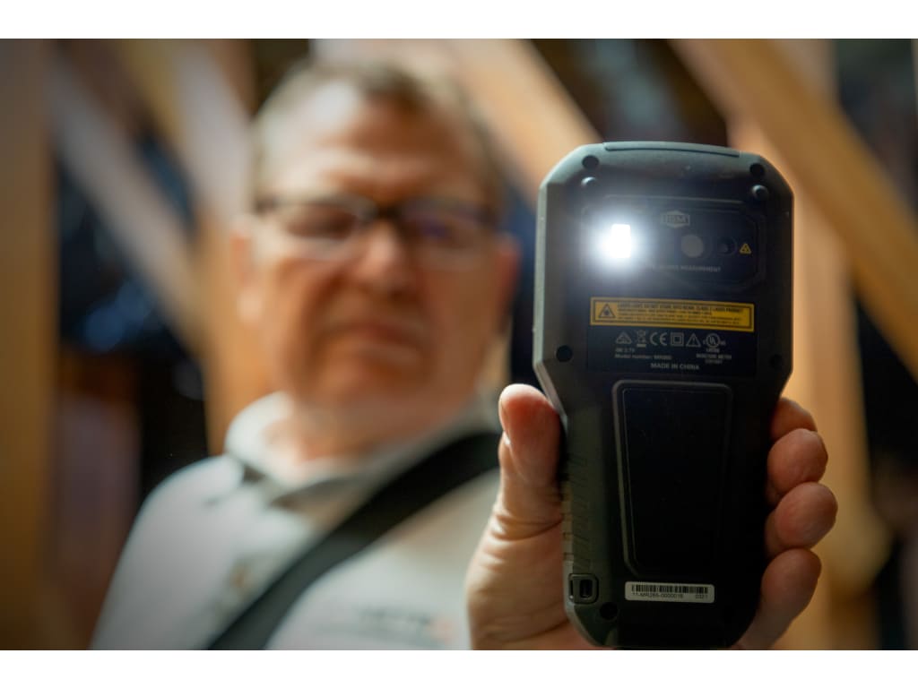 flashlight on FLIR - MR265 - Moisture Meter and Thermal Imager with MSX®